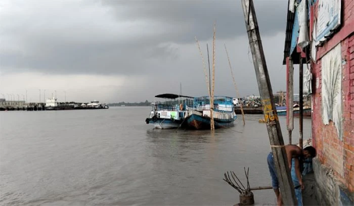 লঘুচাপের প্রভাবে উত্তাল সাগর : স্থবির মোংলা বন্দর ও সুন্দরবন উপকূল টানা বর্ষণে দুর্ভোগে জনজীবন